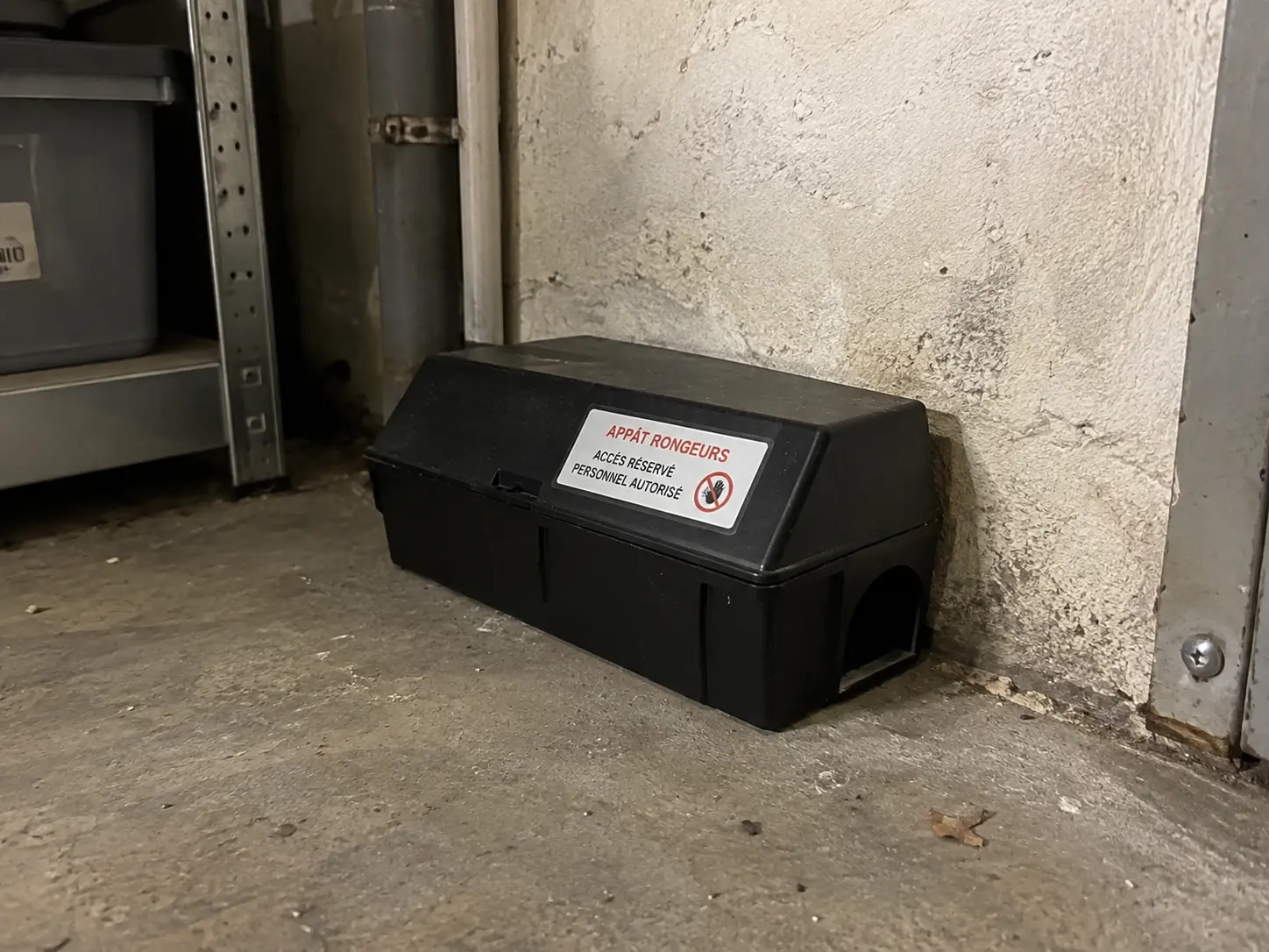 Poste d'appâtage sécurisé installé dans un local