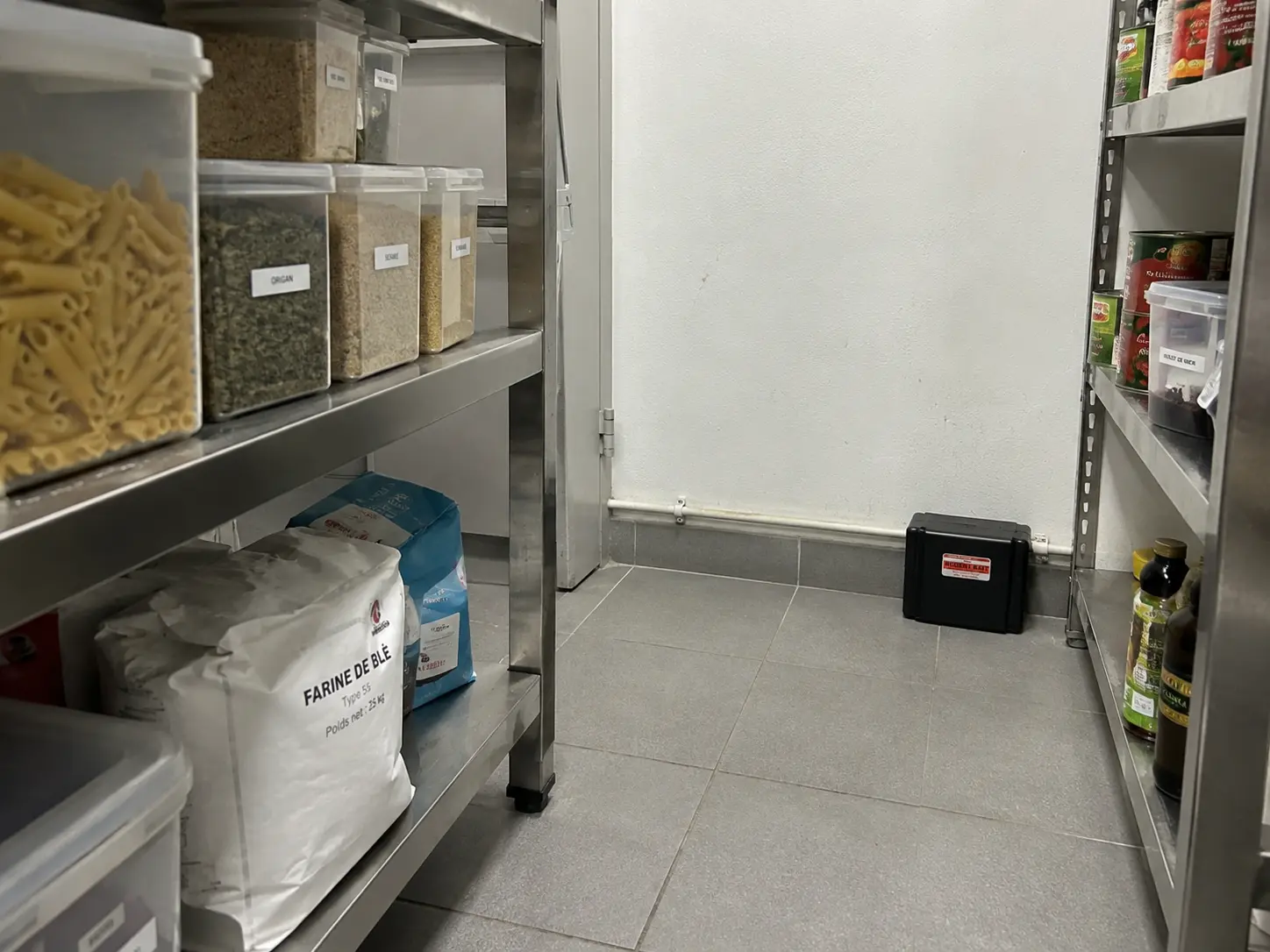 Dispositif anti-nuisibles dans une réserve alimentaire professionnelle